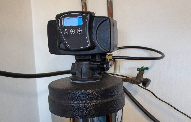 Het elektronisch display en de bovenkant van een Aquagroup waterverzachter.