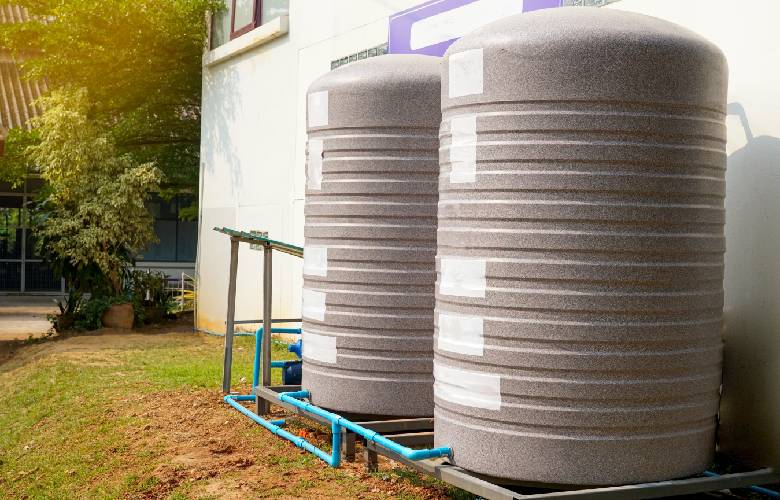 Een waterbehandelingssysteem waarmee regen water bruikbaar wordt gemaakt voor gebruik in woningen, een van de vele oplossingen die Aqua Group levert en installeert.