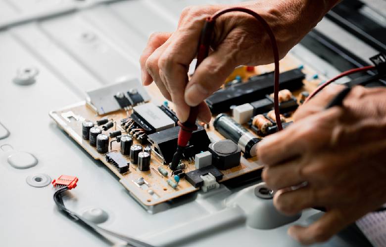 Een man werkt aan de elektronische componenten van een elektronische waterontharder.