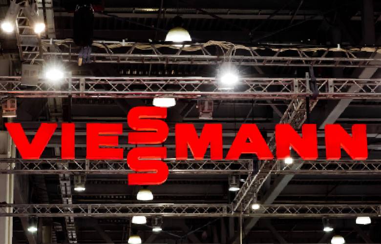 Het logo van Viessmann, een producent van waterverzachters, warmtepompen en andere huishoudelijke toestellen.
